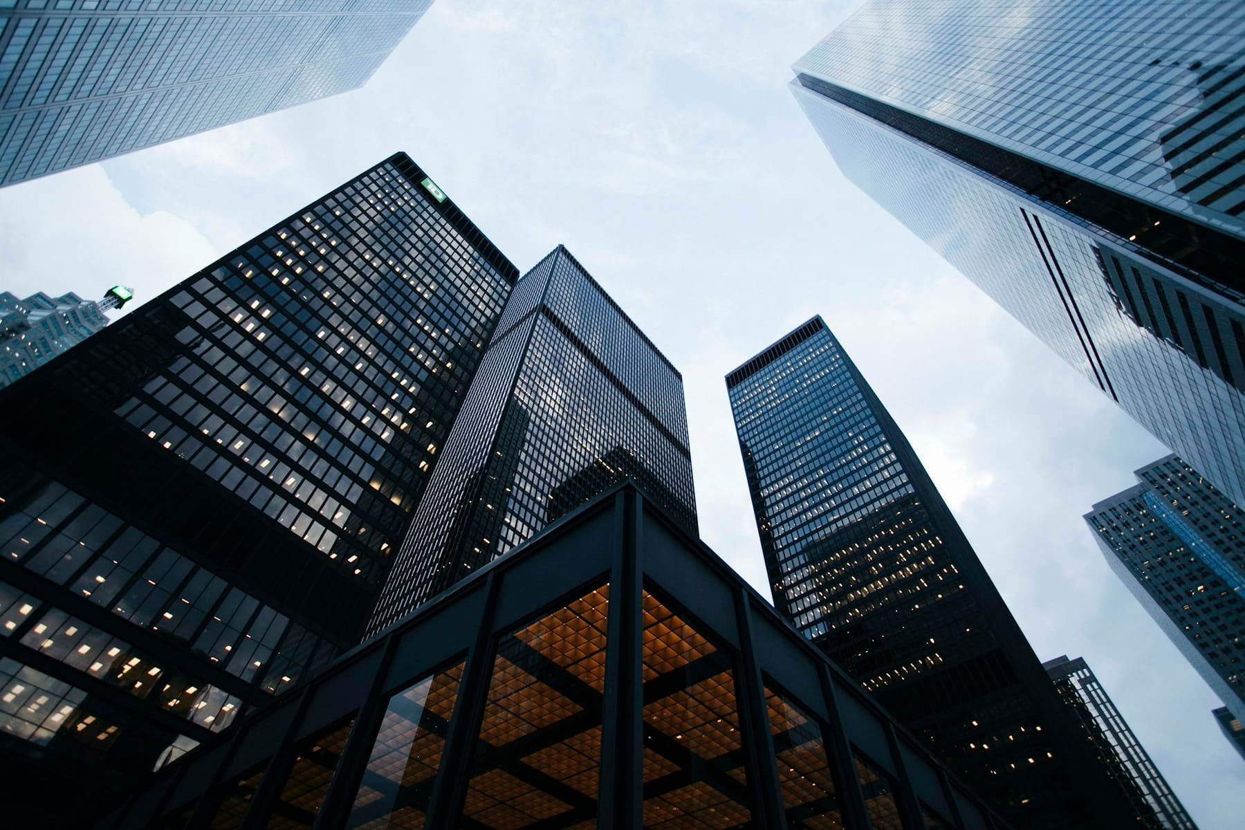 Fachada de um edifício corporativo com grandes janelas de vidro
